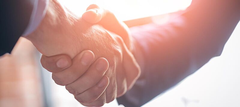 Gute Zusammenarbeit Hände schütteln: Geschäftsabschluß gute Zusammenarbeit